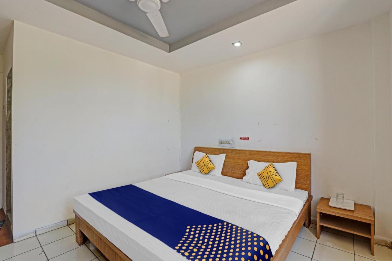 Oyo Flagship 80463 Hotel Mini Palace Vadodara Buitenkant foto