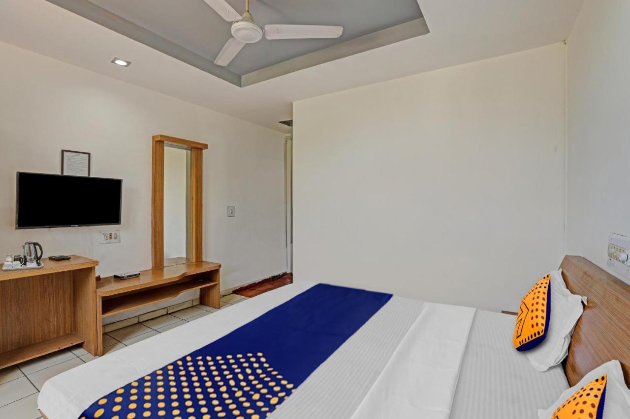 Oyo Flagship 80463 Hotel Mini Palace Vadodara Buitenkant foto