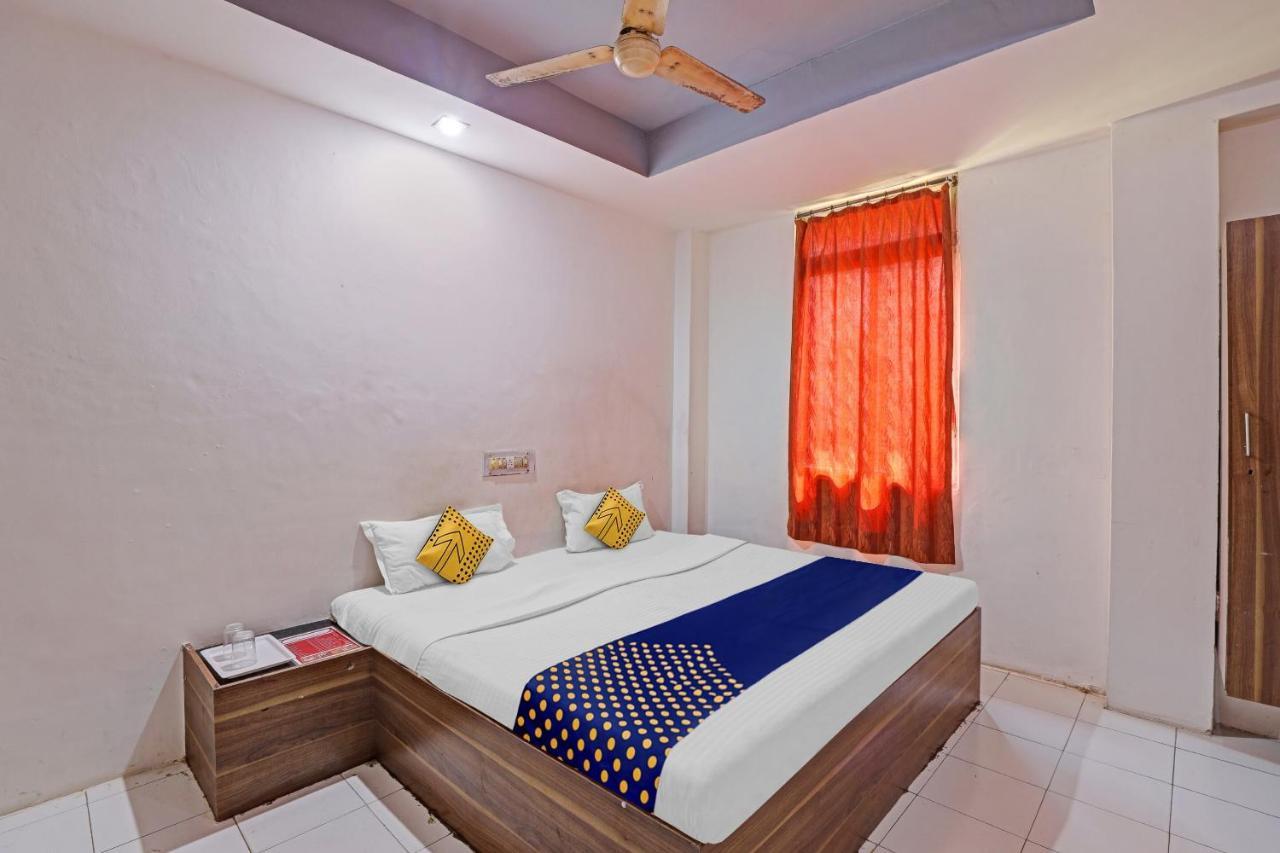 Oyo Flagship 80463 Hotel Mini Palace Vadodara Buitenkant foto