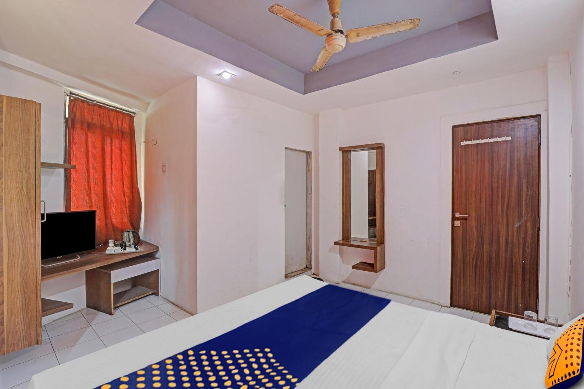 Oyo Flagship 80463 Hotel Mini Palace Vadodara Buitenkant foto