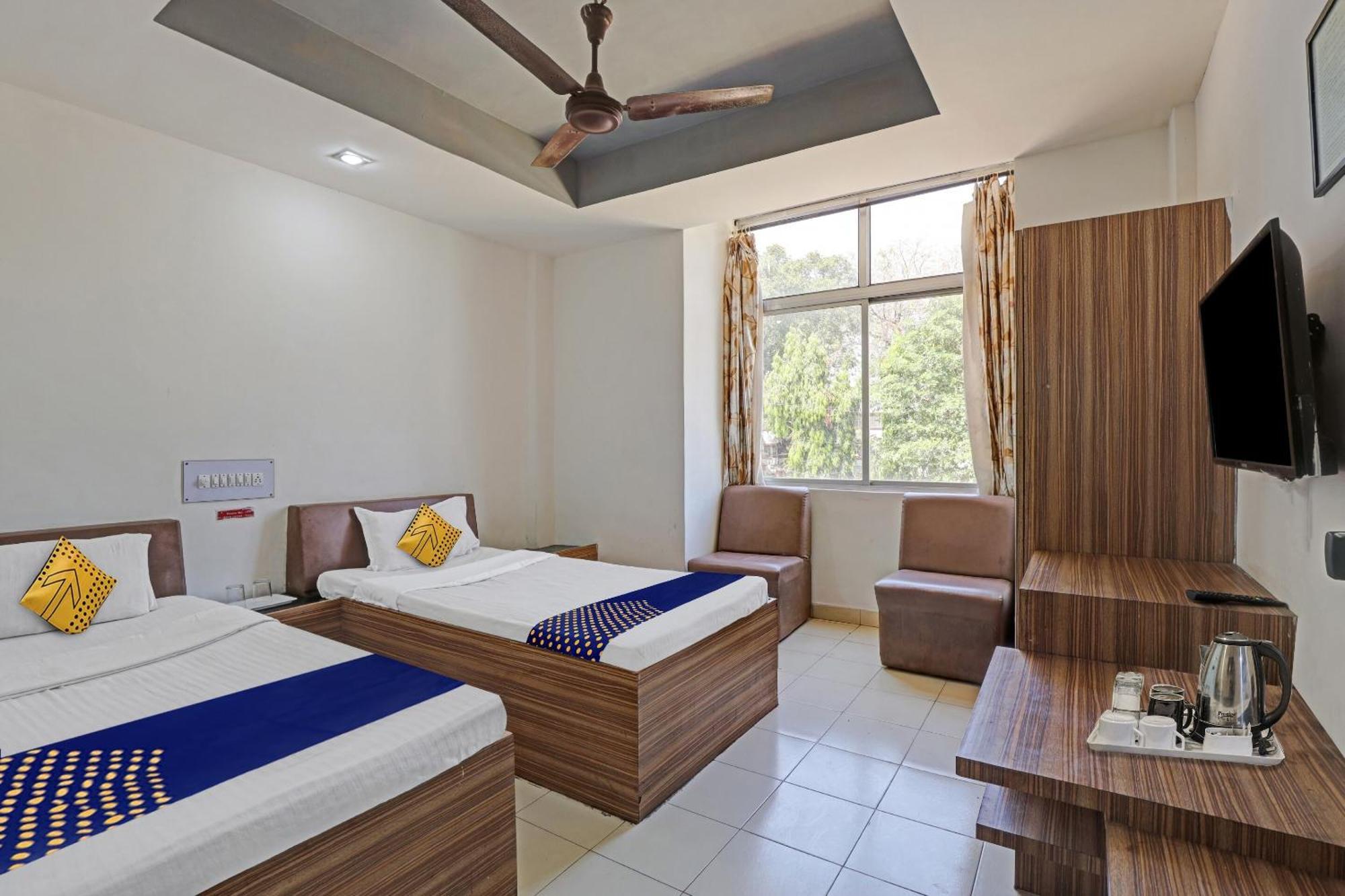 Oyo Flagship 80463 Hotel Mini Palace Vadodara Buitenkant foto